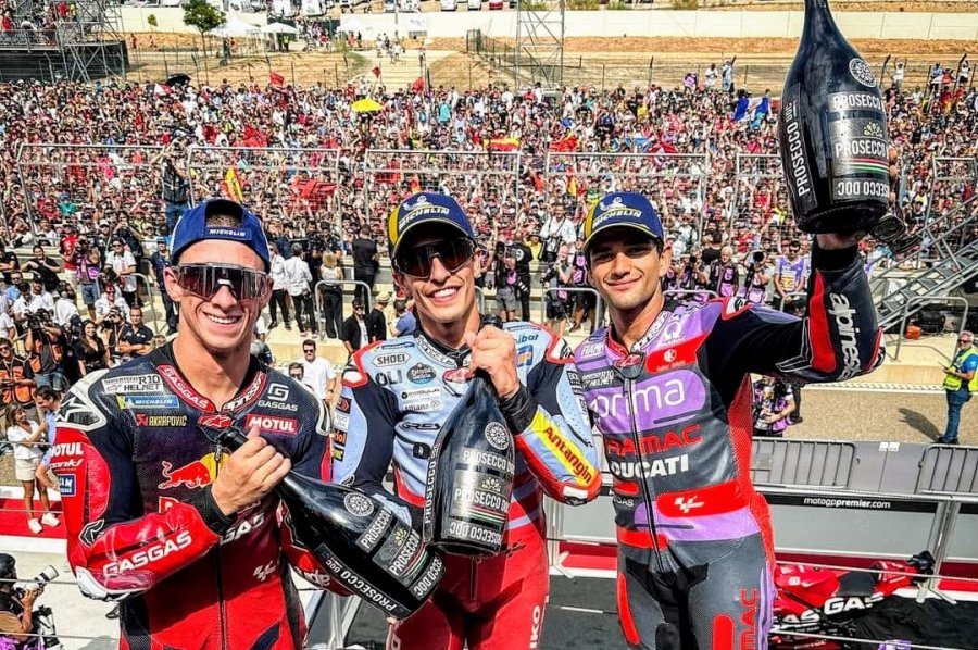 Enea Bastiani, Marc M&aacute;rquez y Francesco Bagnaia en el podio del circuito de Misano.
