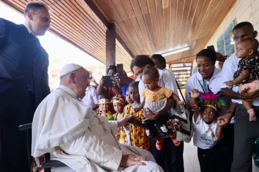 El Papa Francisco saluda a unos ni&ntilde;os en la Escuela de Humanidades Sant&iacute;sima Trinidad de Baro (Pap&uacute;a Nueva Guinea).