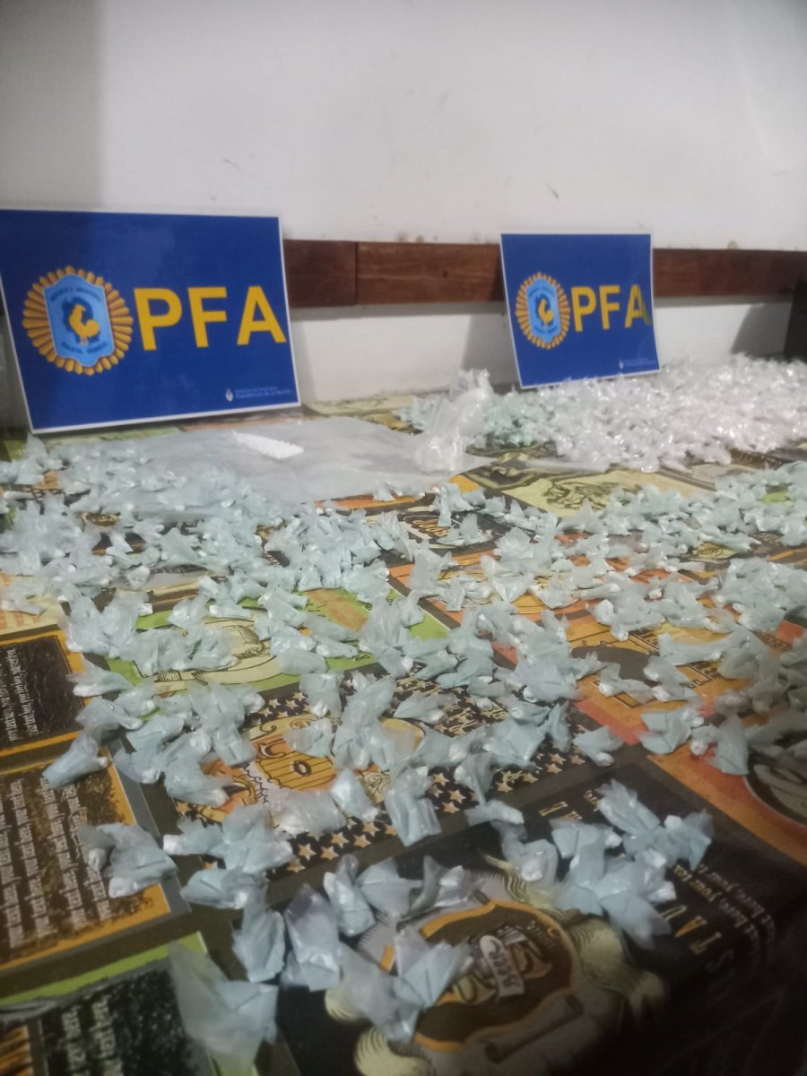 Parte de la droga secuestrada en los allanamientos de la Policía Federal en Rosario.