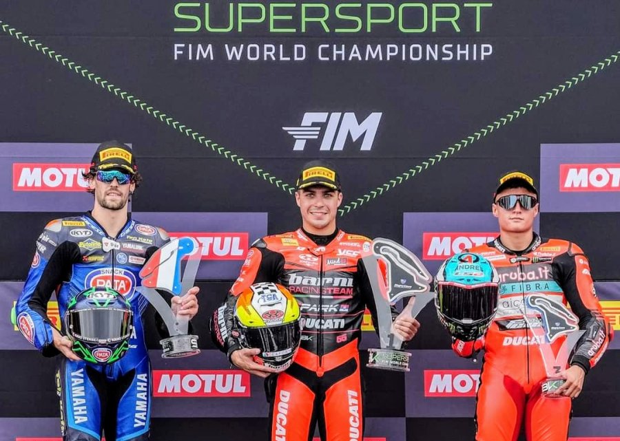 Garrett Gerloff, Nicolo Bulega y Danilo Petrucci en el podio de la Carrera 2.