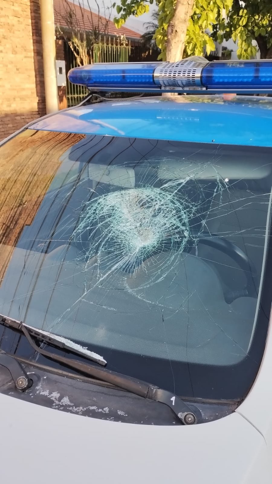 El móvil de GUR con su parabrisas destrozado por el lanzamiento de un proyectil.