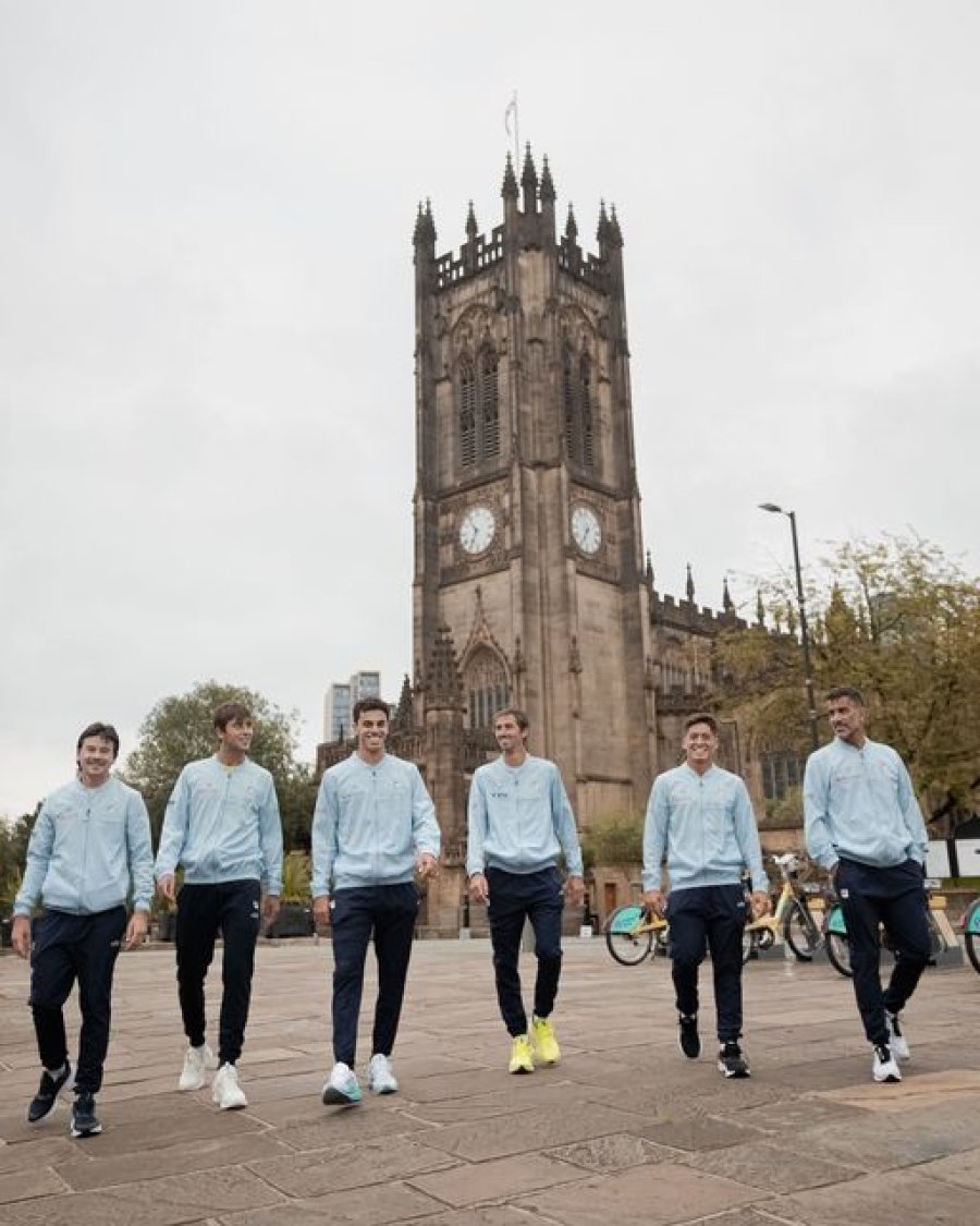 PASEANDO. Capitán y jugadores en las horas previas al debut.