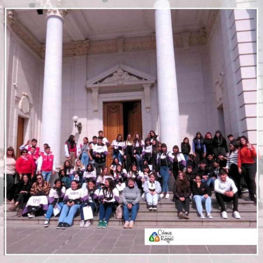 El contingente frente a la Legislatura.