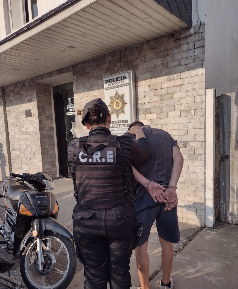 Un hombre ingresó a un domicilio y escapaba por las vías del ferrocarril.