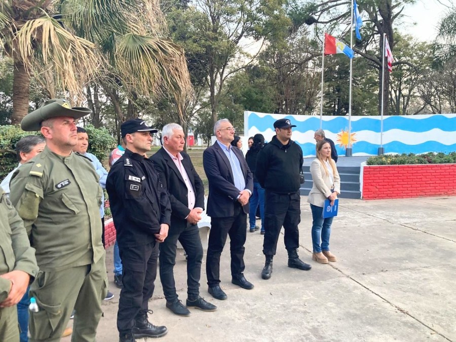 Acto protocolar en la plaza.