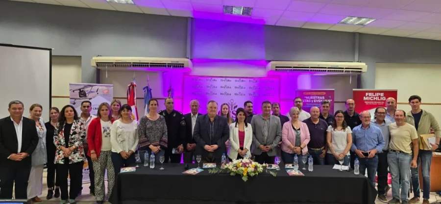 Las autoridades que participaron en el lanzamiento.