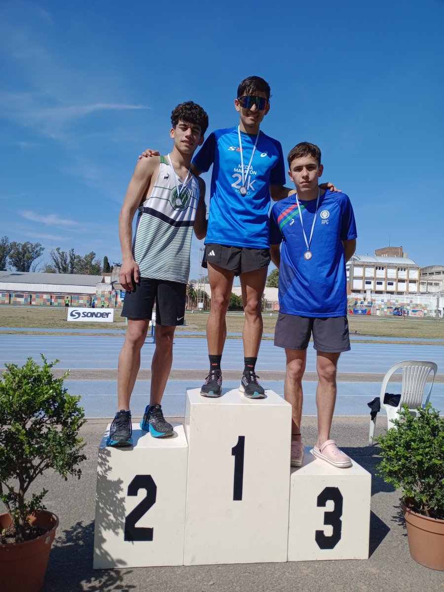 GANADOR./ Benjamín Castillo Molina en lo más alto del podio.