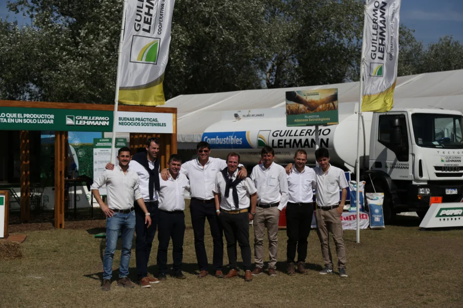 El personal de la Cooperativa en el stand institucional en la FINACO.