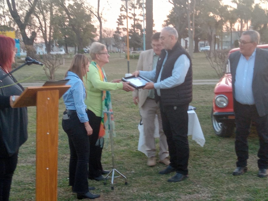 Rosa Gozzi de Bonino  recibe el reconocimiento ofrecido por el senador Alcides Calvo.