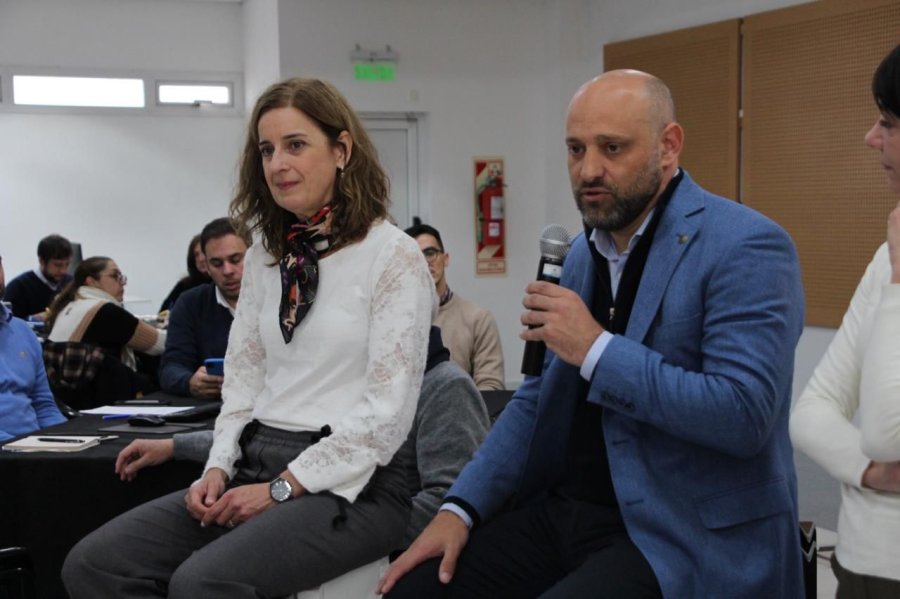 FUNCIONARIOS. Los ministros Gustavo Puccini y Erica Hynes brindaron detalles sobre la iniciativa.