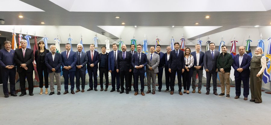 MANDATARIOS. Con el aval de Pullaro, los gobernadores piden que el gobierno nacional "cumpla con sus compromisos".