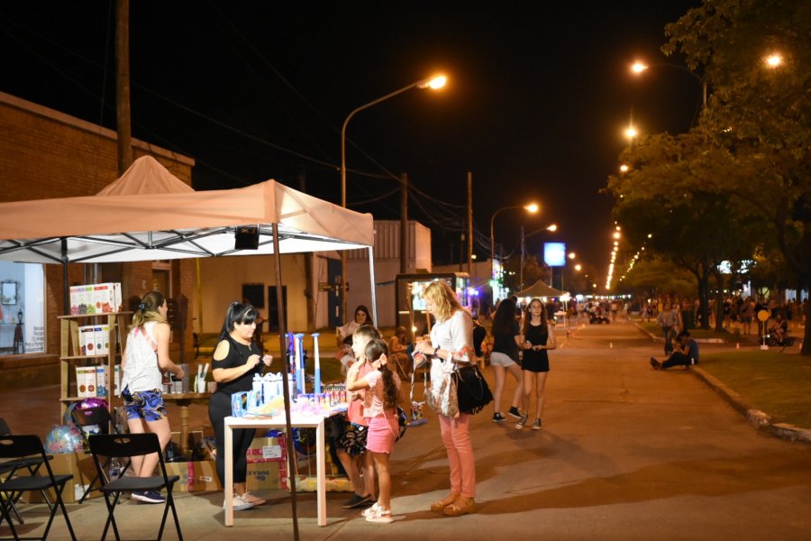 Comercial Oeste presente en la celebraci&oacute;n de barrio Los Nogales.