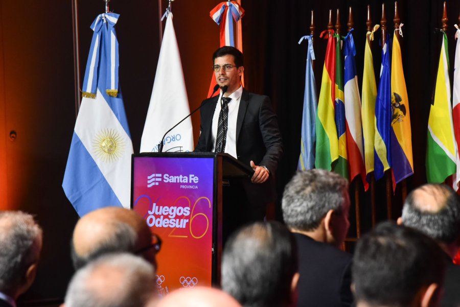 El intendente de Rafaela, Leonardo Viotti, durante su mensaje en la presentaci&oacute;n del plan de obras para los Juegos Odesur 2026. (FOTO SCS)