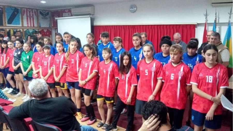 PRESENTADOS. Los equipos en la reunión del Consejo Directivo del día martes.