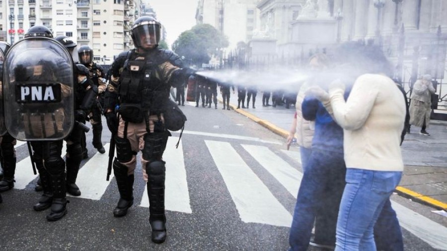 La Polic&iacute;a reprimi&oacute; a manifestantes en inmediaciones del Congreso.