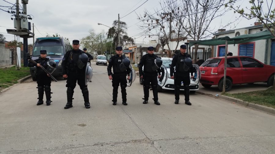 Efectivos de la Policía Federal local en el marco de los allanamientos matutinos.