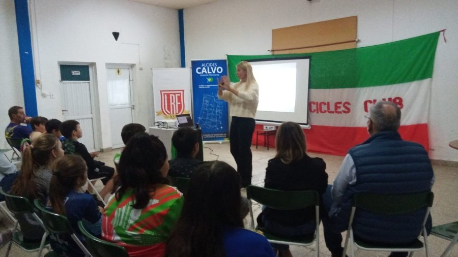 GISELA TRUCCO BRINDÓ UNA NUEVA CHARLA SOBRE EDUCAR JUGANDO AL FÚTBOL