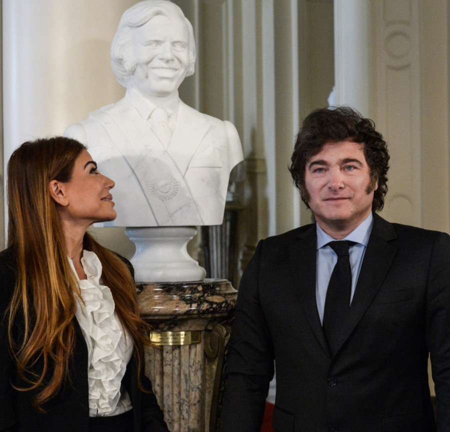 HOMENAJE. Milei encabezó, a mediados de mayo, el acto de colocación del busto del ex mandatario Carlos Saúl Menem en el Hall de Honor de la Casa Rosada