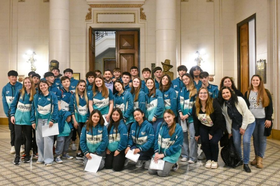 CONTINGENTE. El grupo estudiantil posando frente a la Legislatura.