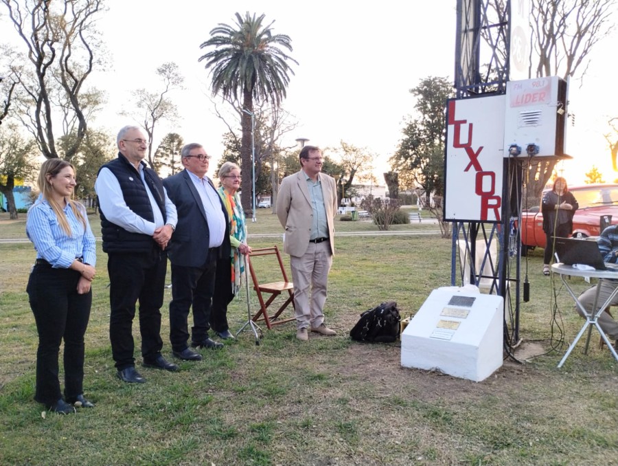 CEREMONIA. Un instante del acto celebrado en la plaza al pie de la torre de la propaladora.