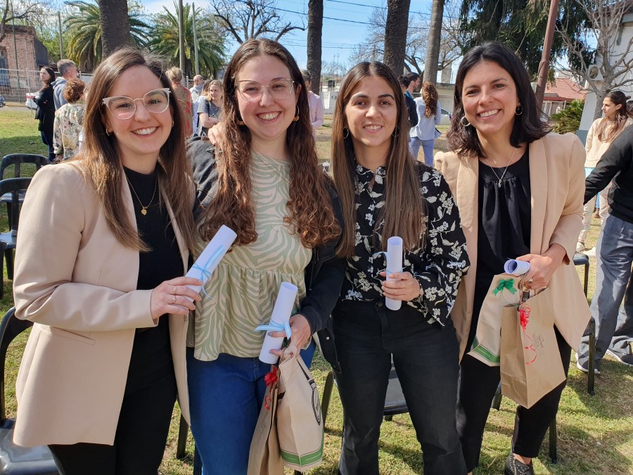 Las egresadas Maria Paula Crocce, Jullier Camila, Hochstrasser Aldana y Quiroga Yanina.