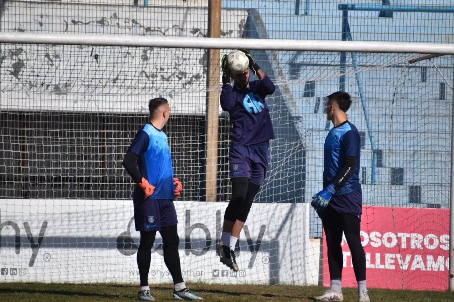 NUEVO CAMBIO. Iván Juárez ahora probará con Emanuel Bilbao en el arco. El más experimentado de los arqueros albicelestes.