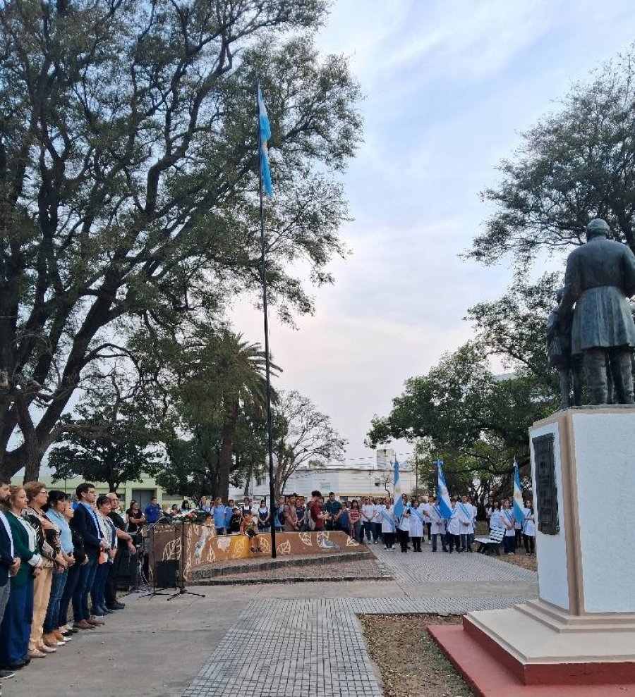 D&Iacute;A DEL MAESTRO. El acto homenaje a Domingo Faustino Sarmiento se realiz&oacute; en la plaza hom&oacute;nima, organizado por Amsafe.