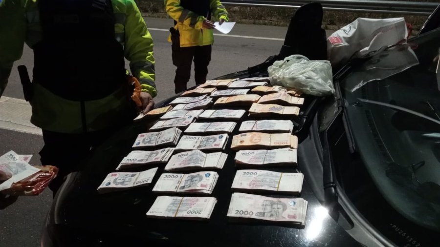 EFECTIVO. En el auto requisado encontraron una mochila con más de tres millones y medio de pesos y dieciocho mil dólares.