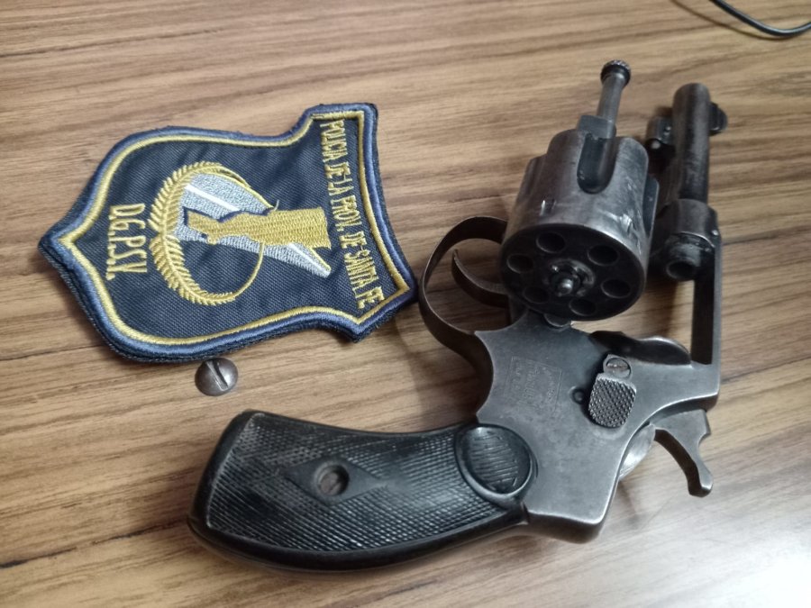 EN LA REQUISA. Hallaron un revólver calibre 22 corto sin la documentación correspondiente.