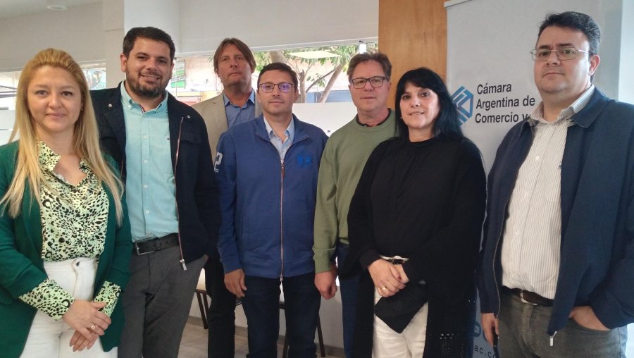 RAFAELINOS. Carla Boidi, Iv&aacute;n Acosta, Hern&aacute;n Heinzmann, Lisandro M&aacute;rsico, Jos&eacute; S&aacute;nchez, Alejandra Sagardoy y Ra&uacute;l Arduino.