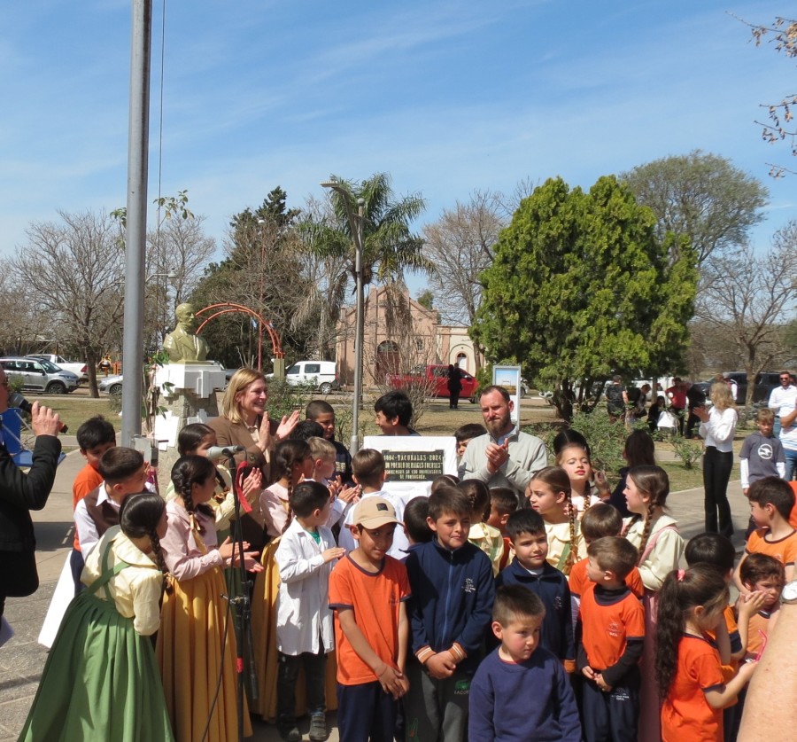 Gisella Scaglia y Damin&aacute;n Chiappero, junto a los ni&ntilde;os en el descubrimiento de placas.