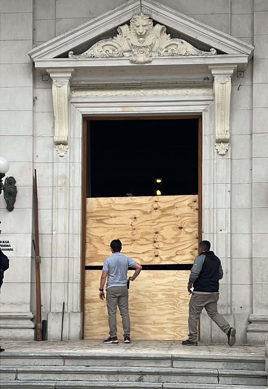 La Legislatura armaba una soluci&oacute;n de emergencia mientras repara la puerta da&ntilde;ada por los violentos manifestantes.