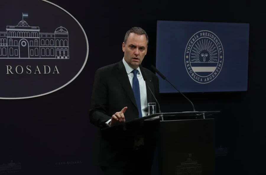 El vocero Manuel Adorni.