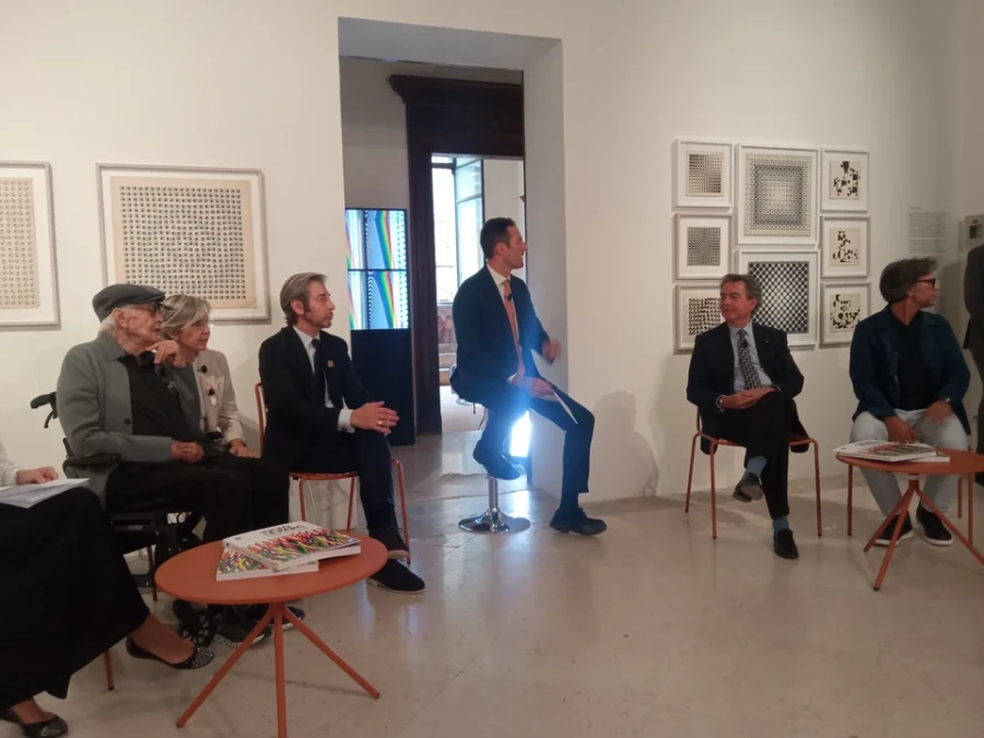Julio Le Parc durante la presentaci&oacute;n de la muestra que se realizar&aacute; en Siena.