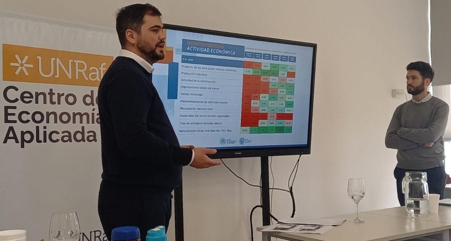 Lautaro Zanini y Franco Ramseyer al analizar los resultados de los &uacute;ltimos informes elaborados por el CICEc. (FOTO LA OPINIÓN)