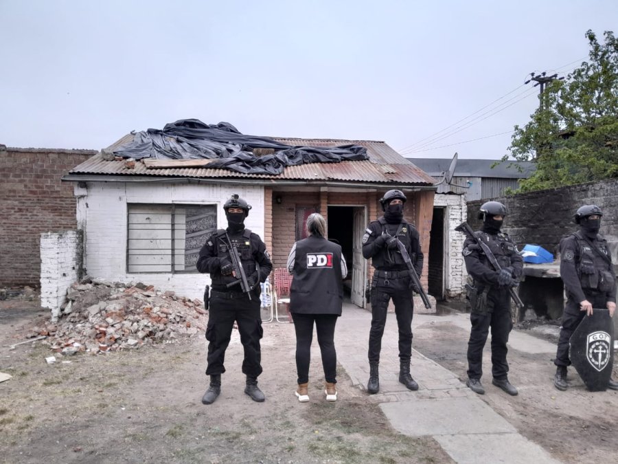 <i>Los efectivos de la PDI, con la colaboraci&oacute;n del GOT UR XI, realizaron hoy el allanamiento.</i>