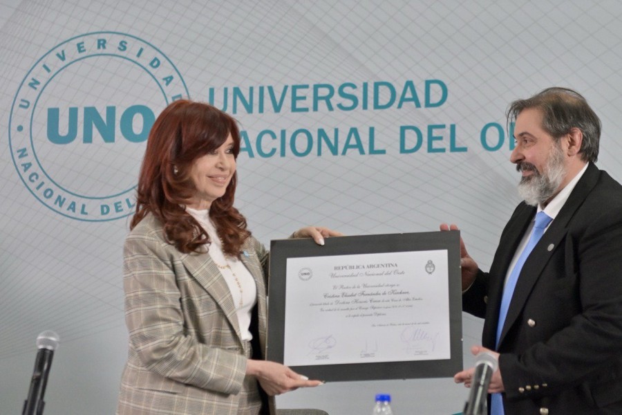 "Estoy muy honrada por el doctorado Honoris Causa que recib&iacute; esta tarde en la Universidad Nacional del Oeste", dijo Cristina Kirchner.