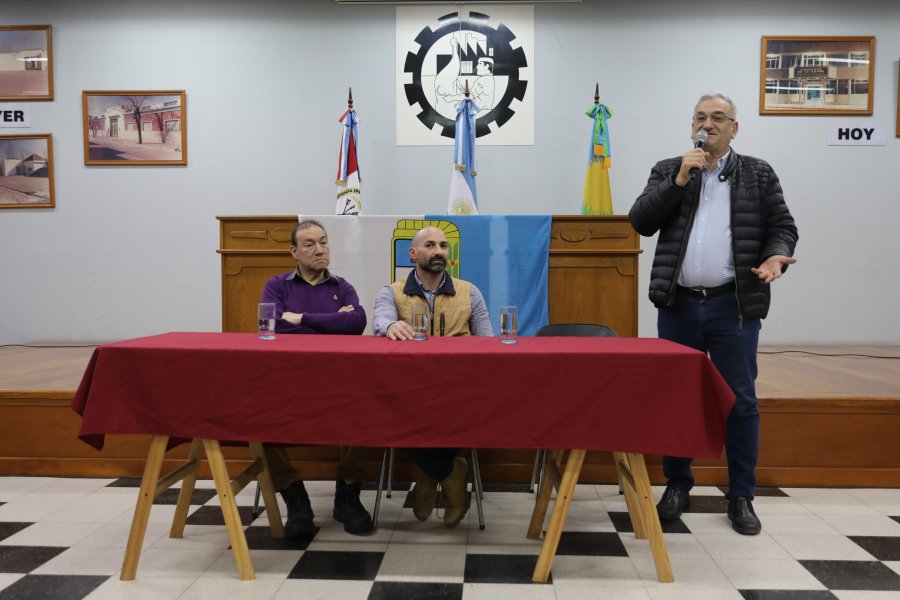 DISCURSO. Alcides Calvo, junto a Roberto Ponzetti y Andr&eacute;s Brarda, durante la asunci&oacute;n de las nuevas autoridades del PJ local.