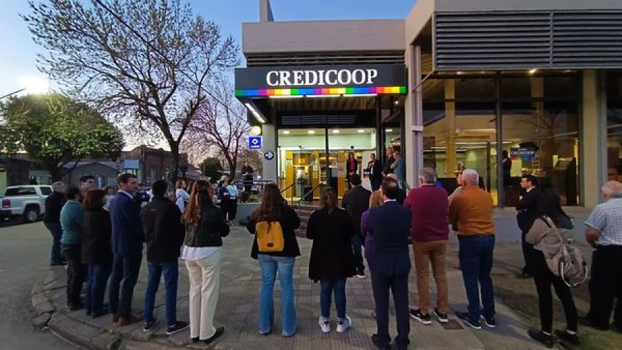 Vista general de la ceremonia desarrollada frente a la sucursal de la entidad crediticia.