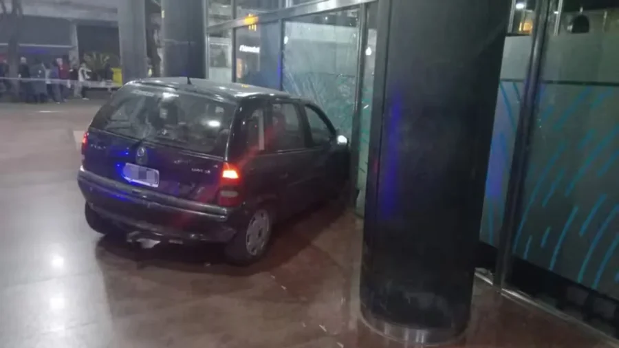 El momento en que el hombre estampó su auto contra el frente del Banco.