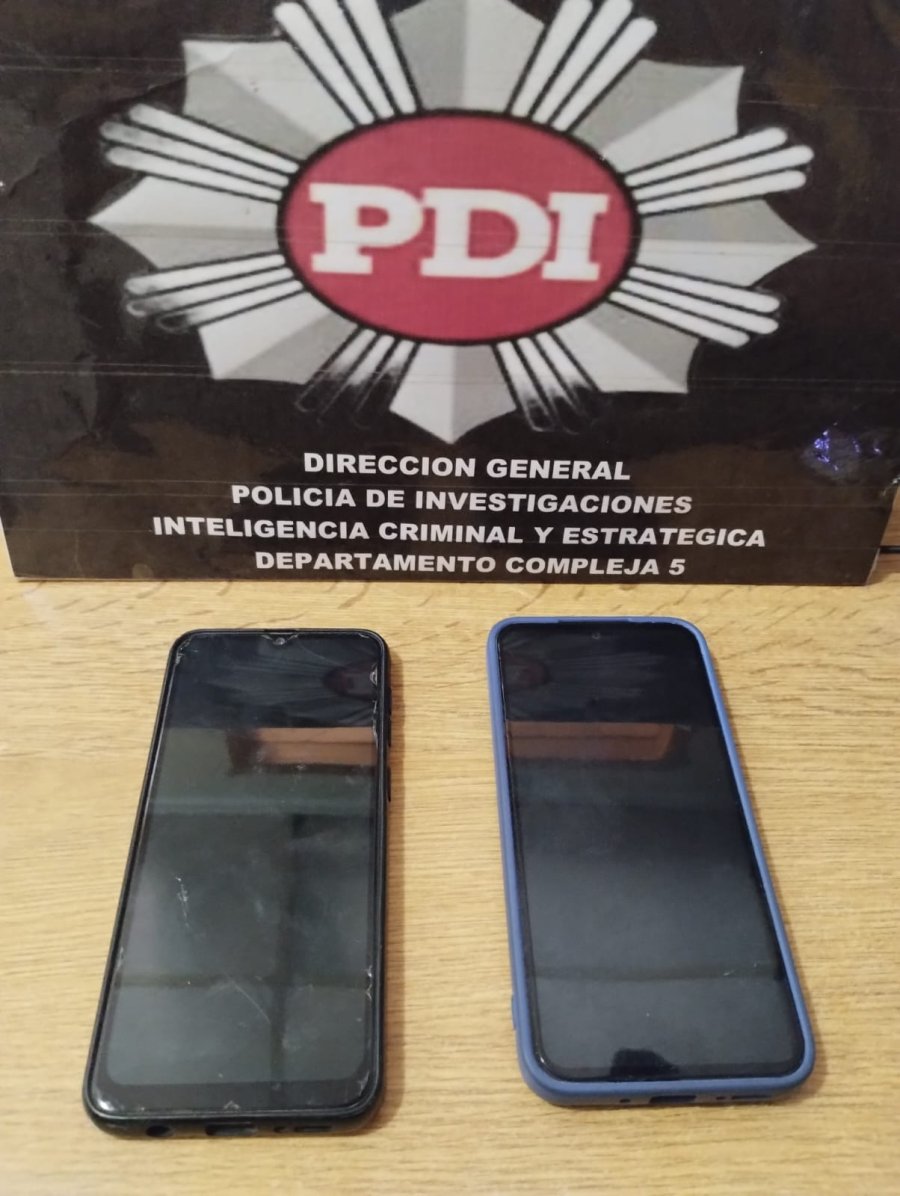 En la vivienda de la empleada se secuestraron dos teléfonos celulares con los que presuntamente operaba los movimientos bancarios en cuestión.