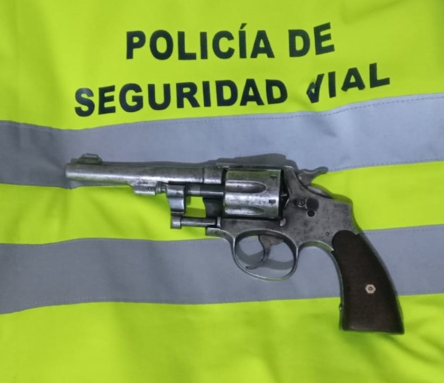 El revólver calibre 38, sin permisos, que fue secuestrado en el operativo.