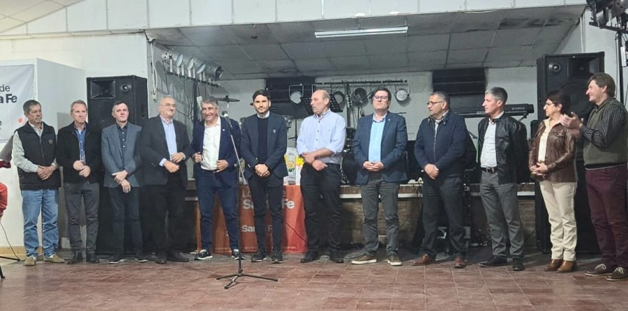 Las autoridades durante el festejo.