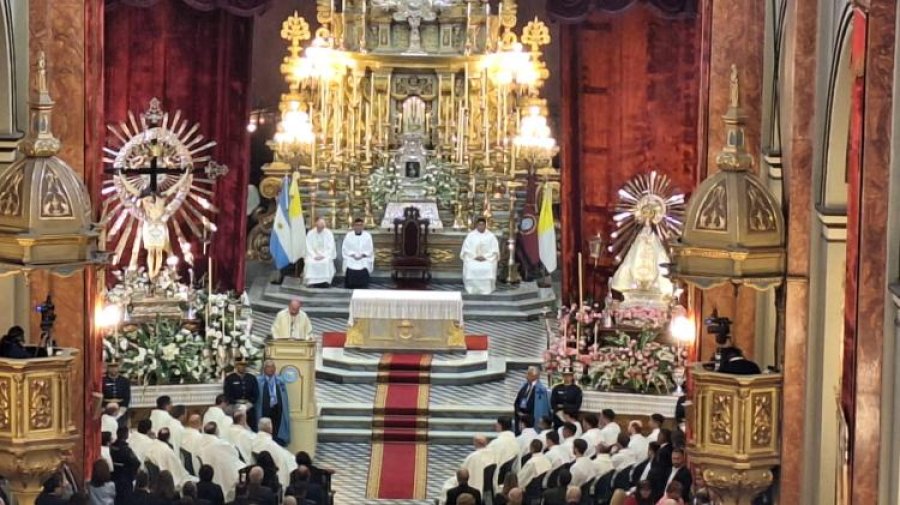 En la homil&iacute;a, el arzobispo salte&ntilde;o record&oacute; que el misterio del Milagro "est&aacute; ligado a la presencia de la Virgen, que marca confianza".