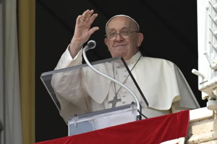 El Papa Francisco saluda a los fieles reunidos en la Plaza de San Pedro para el rezo del &Aacute;ngelus, este domingo 15 de septiembre.