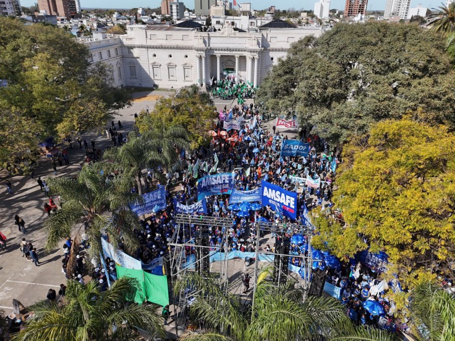 MULTITUDINARIA MARCHA. Varios gremios protestaron el jueves en la Legislatura provincial en contra de la aprobaci&oacute;n de la reforma previsional.