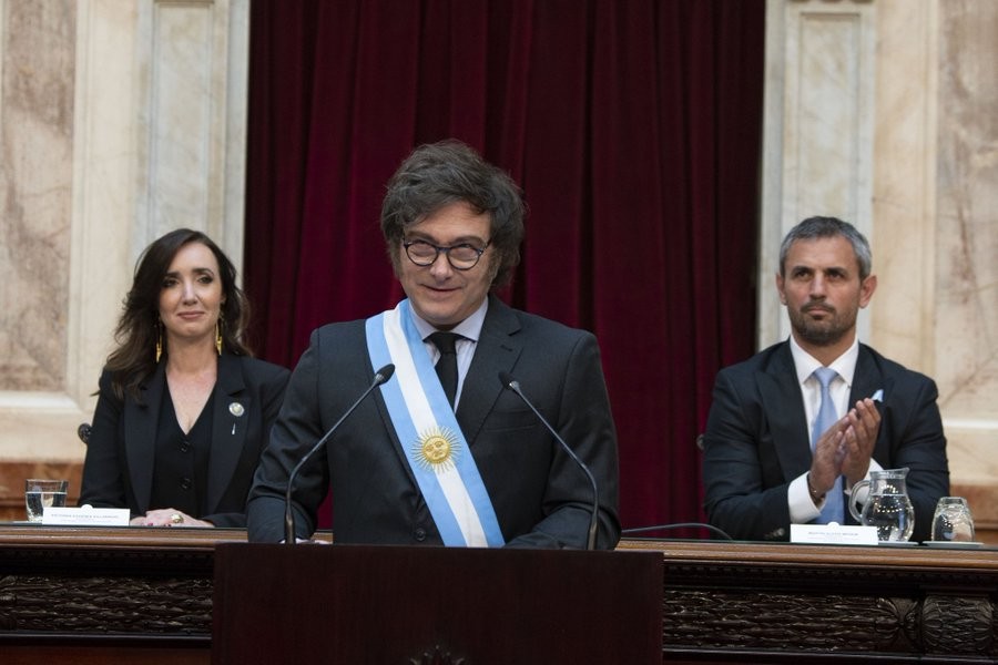 Milei pronuncia su discurso, m&aacute;s atr&aacute;s Victoria Villarruel y Mart&iacute;n Menem.