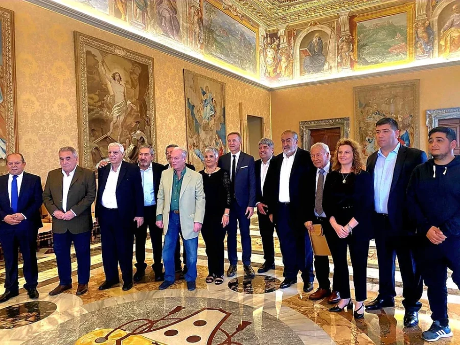La delegaci&oacute;n que visit&oacute; al Papa.