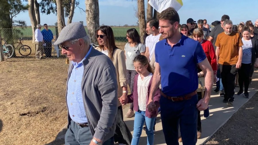 Masiva participaci&oacute;n de fieles en la manifestaci&oacute;n de fe.