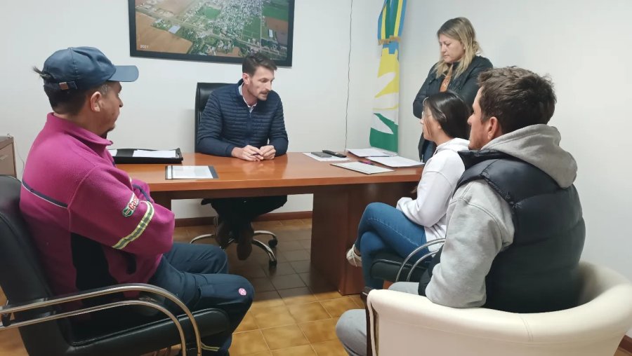 Funcionarios y beneficiarios en el acto de esta ma&ntilde;ana.